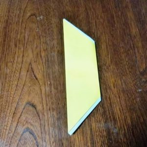 ポチ袋の折り方・・・裏向けて縦にした黄色の折り紙