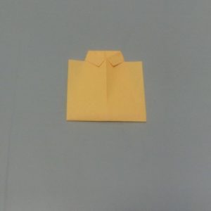 シャツの折り方・・・黄色の折り紙で折ったシャツ