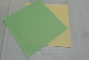 たとう折り方説明・・折り紙を用意します