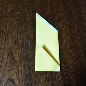 ポチ袋の折り方・・・上下を折り始めている黄色の折り紙