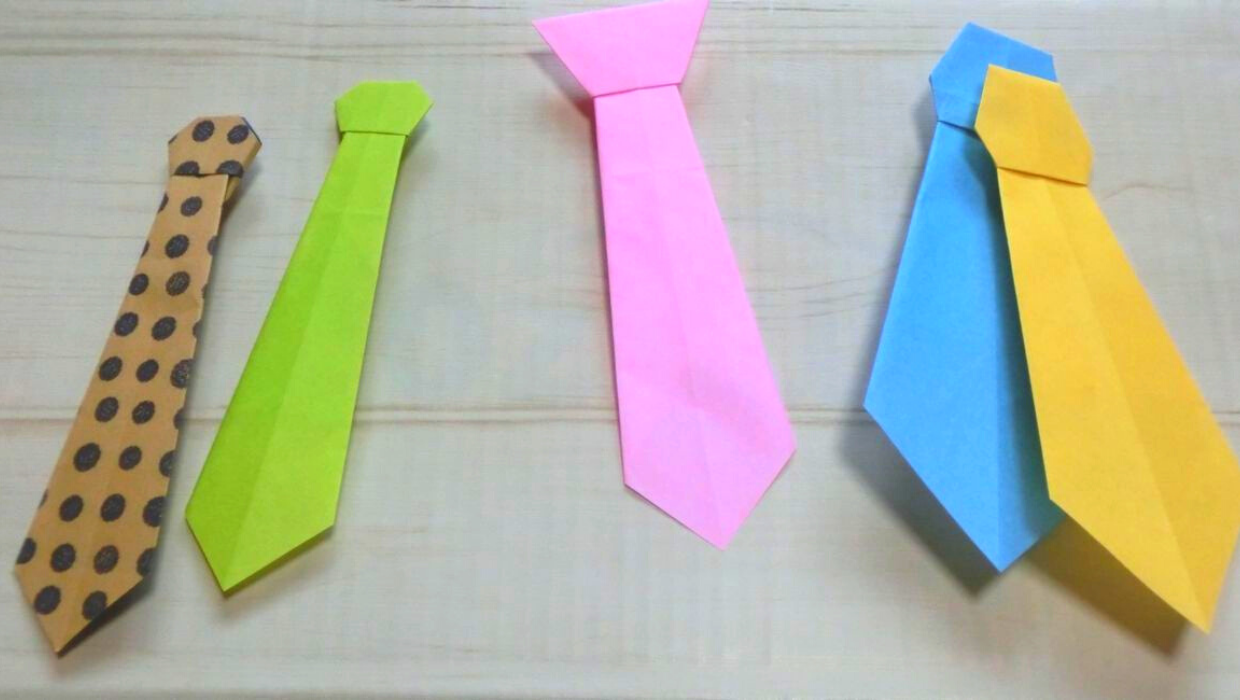 3種類の折り紙ネクタイが並んでいます