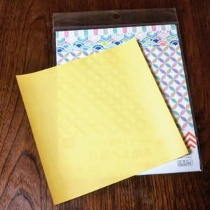 ポチ袋の折り方・・・折り紙を用意しました。黄色は説明用、可愛い千代紙も使います