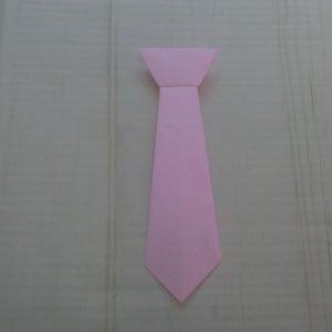 ピンクの折り紙ネクタイが完成しました
