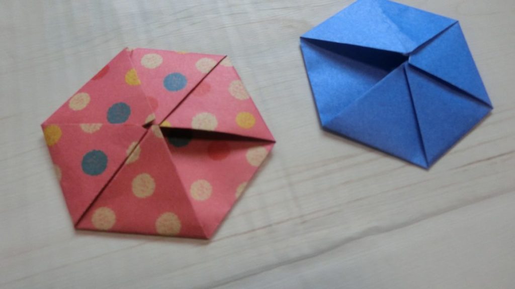 青色と水玉模様の折り紙で六角形の手紙が完成しました