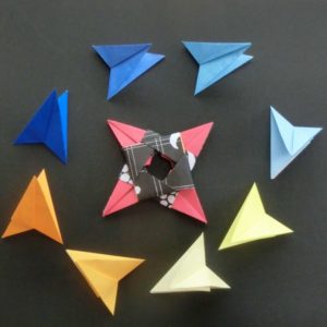 折り紙8枚でできるかっこいい手裏剣の折り方 作り方 鬼滅カラーでさらにかっこよく ちょちょいの工作部屋