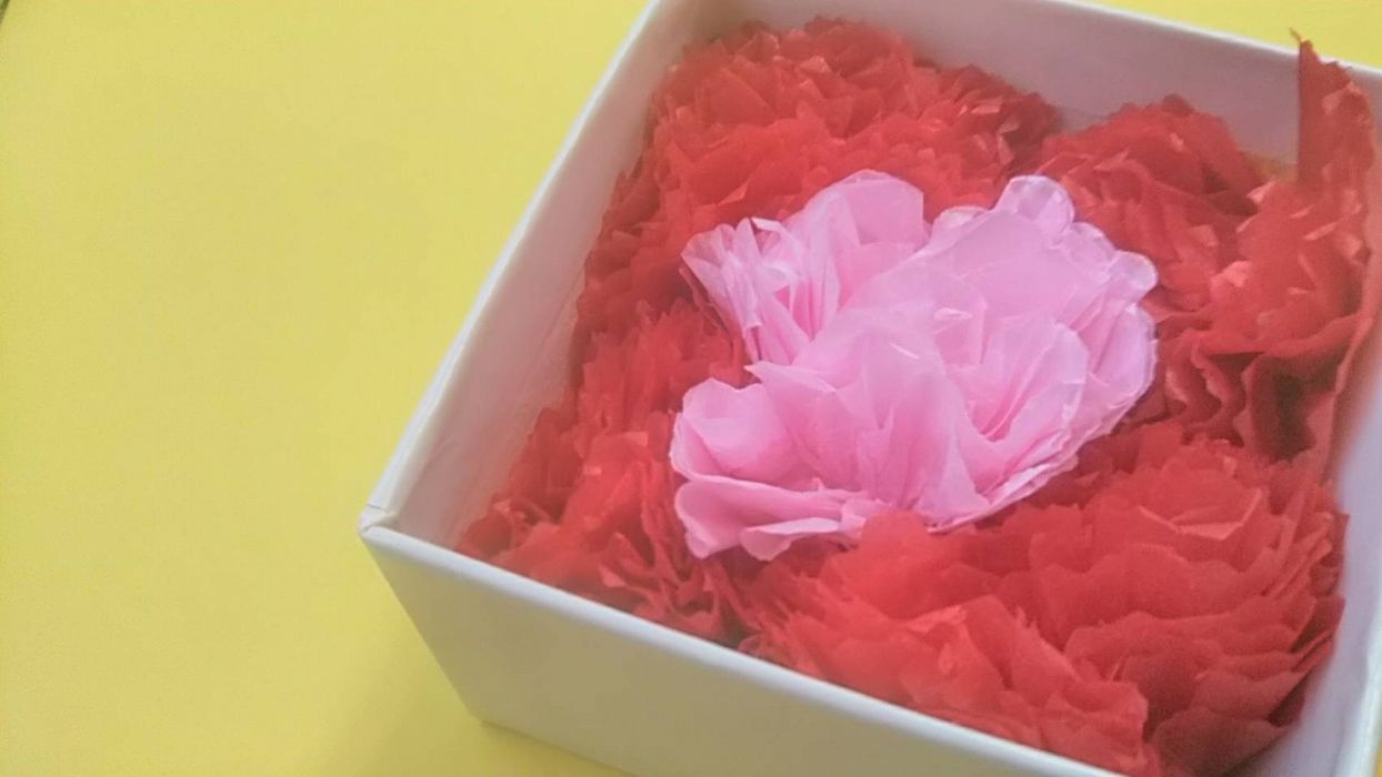 カーネーションをお花紙で簡単手作り プレゼントにフラワーボックスがオススメ ちょちょいの工作部屋