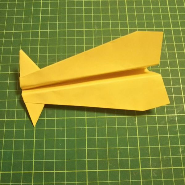 紙 飛行機 折り 方