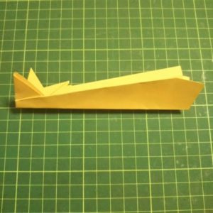 長方形サイズの紙で紙飛行機 覚えておきたい いかひこうき の折り方 ちょちょいの工作部屋