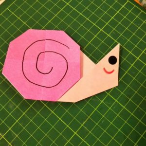 カタツムリの折り紙 簡単で3歳児もできる折り方で6月の作品作り ちょちょいの工作部屋
