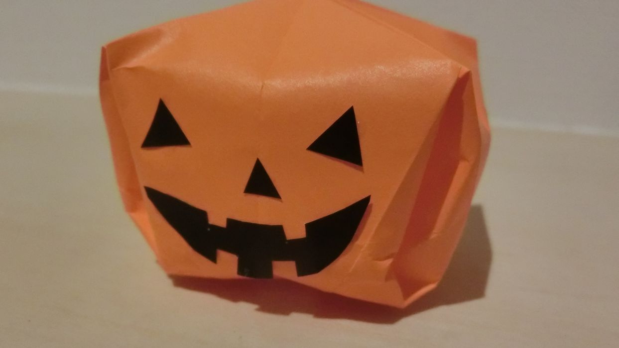 ハロウィンの飾りに折り紙立体カボチャの折り方 作り方 ジャックオランタンの顔はどうやって作るのか ちょちょいの工作部屋
